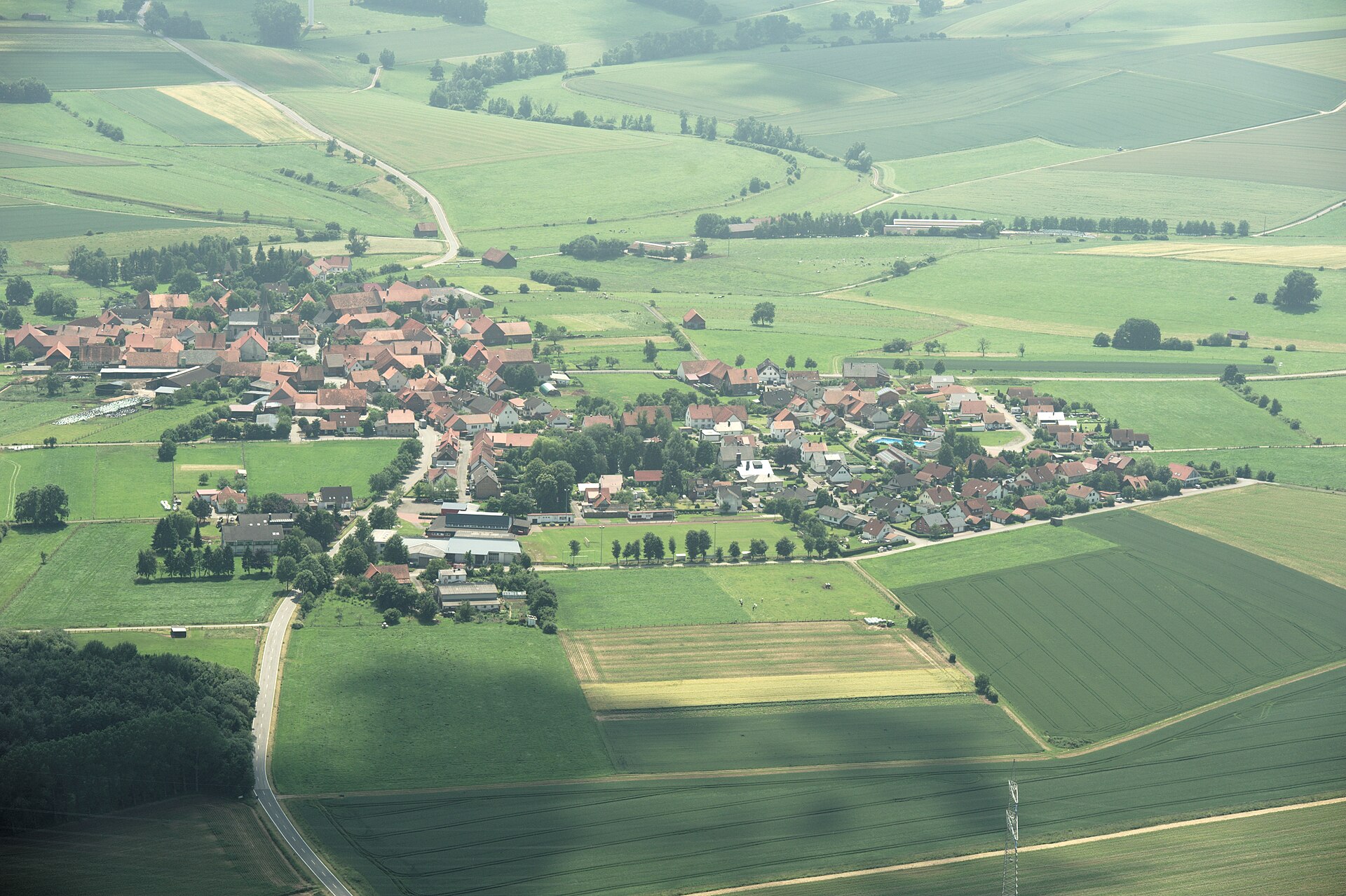 Luftaufnahme von Vasbeck mit Feldern und bewaldeten Höhen